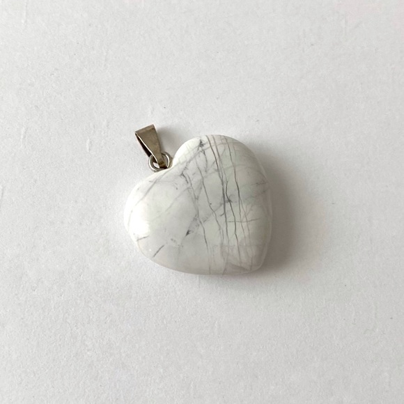 NWOT White Howlite Gemstone Heart Pendant - Picture 5 of 7
